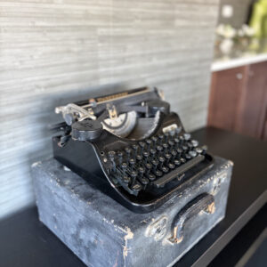Home Vintage Underwood Portable Typewriter with Original Case