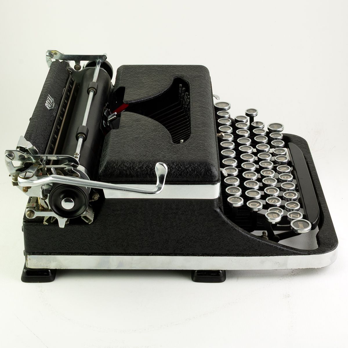 royal de luxe black and chrome typewriter (1936) royal de luxe black and chrome typewriter (1936)